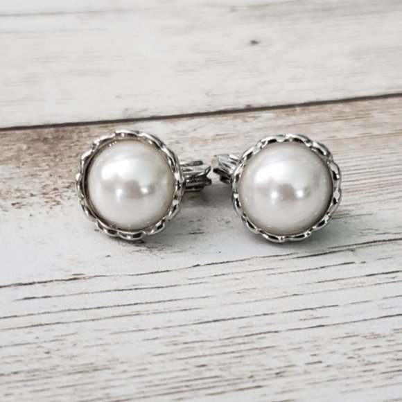 Vintage JJC Clip On Earrings Pearlescent with Fancy Silver Tone Halo - Picture 1 of 4